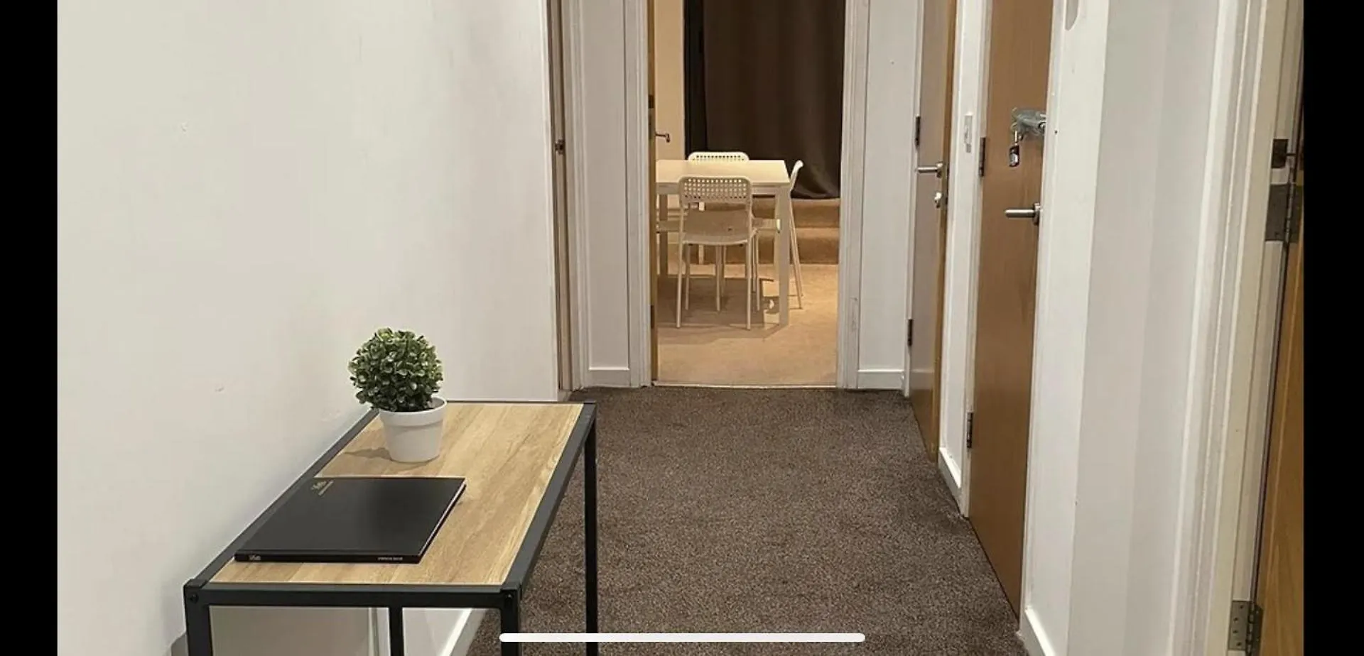 Central House 1 Minute Away From Train Station バーキング