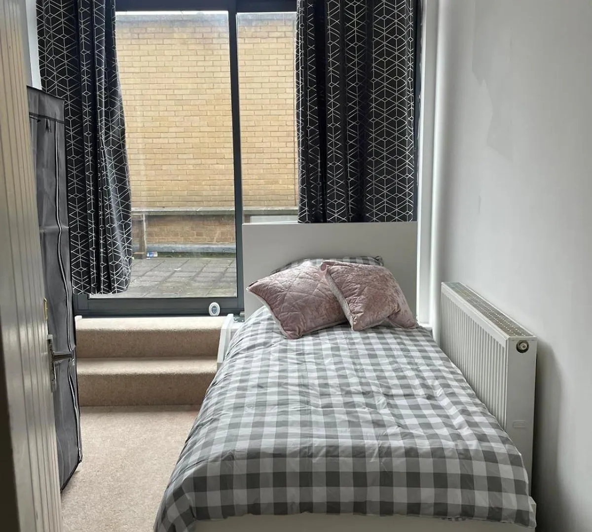 Central House 1 Minute Away From Train Station Barking  Barking (Greater London)
