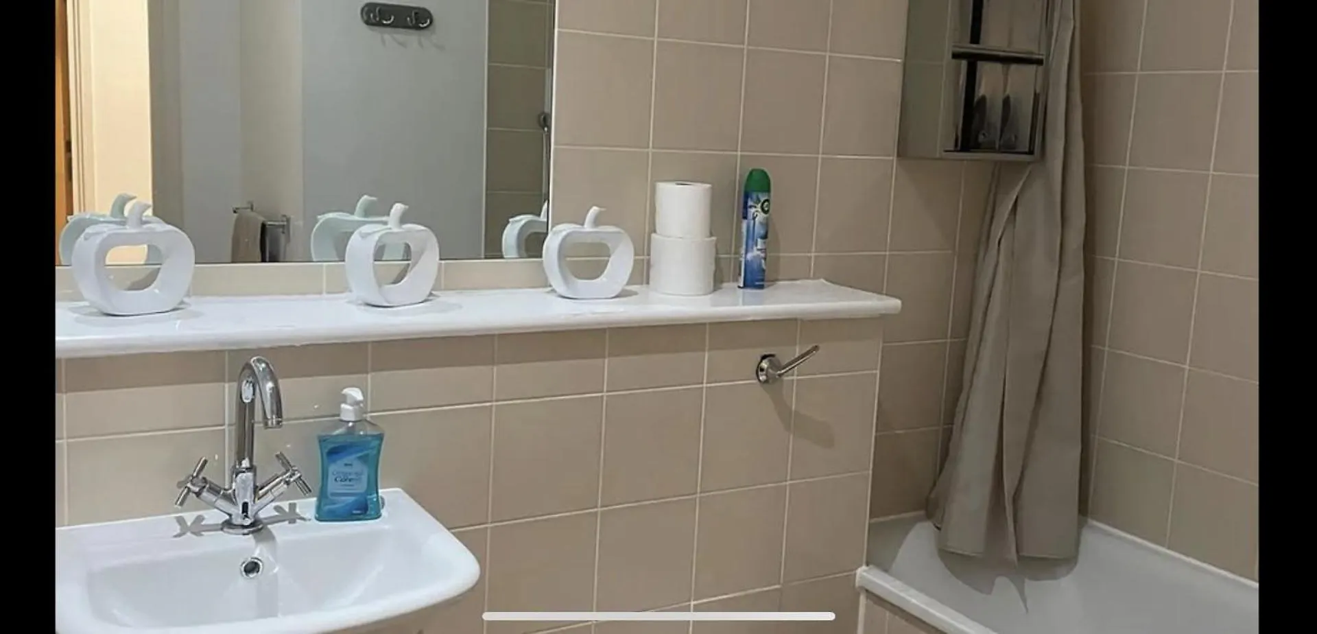 Central House 1 Minute Away From Train Station Barking  0*, Barking (Greater London)